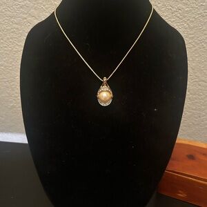 Elegant Gold and Pearl Pendant Necklace